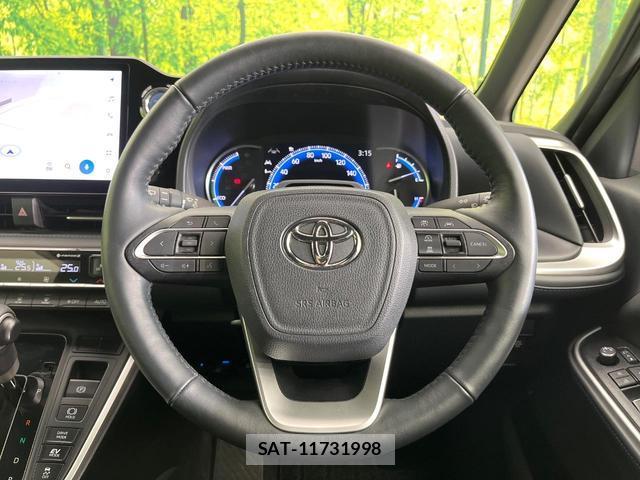 Toyota VOXY 2023-06 8222110-6