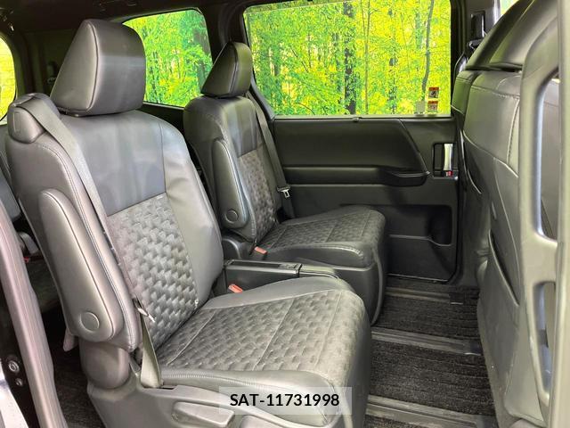 Toyota VOXY 2023-06 8222110-8