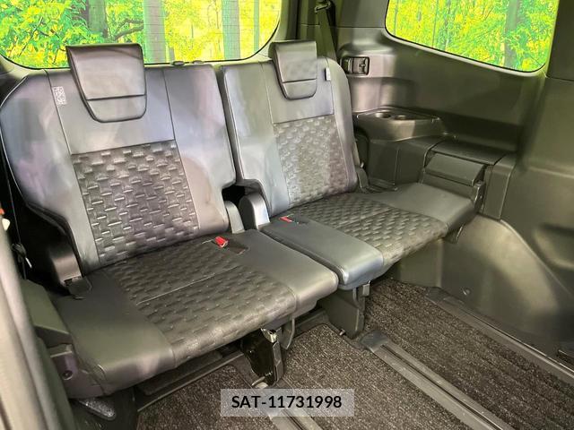 Toyota VOXY 2023-06 8222110-9