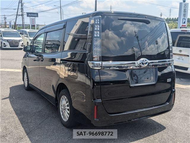 Toyota VOXY 2015-12 8222207-1