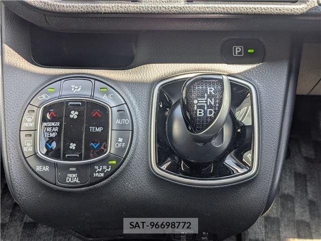 Toyota VOXY 2015-12 8222207-15
