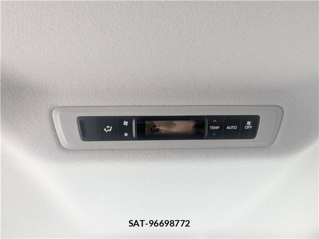 Toyota VOXY 2015-12 8222207-18