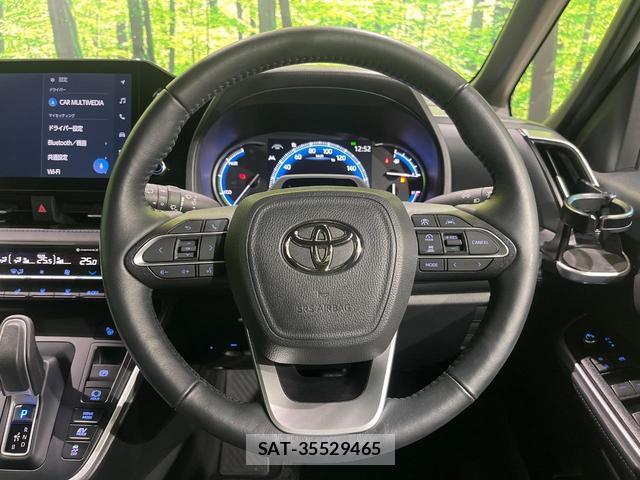 Toyota VOXY 2023-02 8222340-12