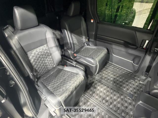 Toyota VOXY 2023-02 8222340-9