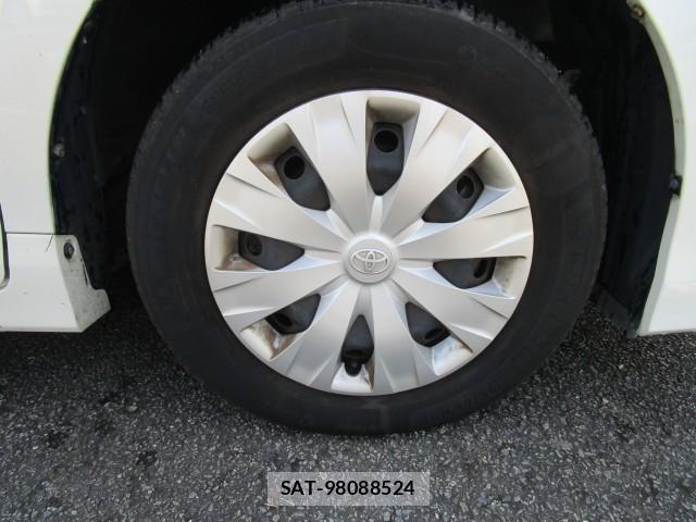 Toyota VOXY 2014-02 8222372-8