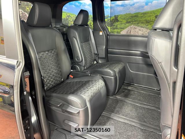 Toyota VOXY 2025-06 8222404-8