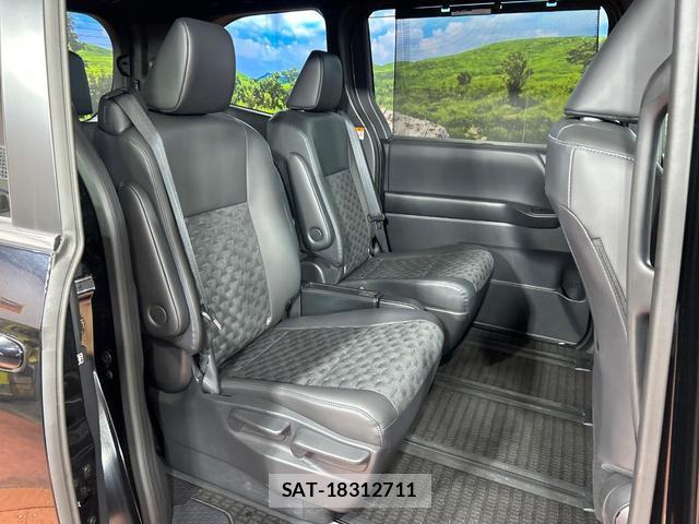 Toyota VOXY 2025-05 8222410-8