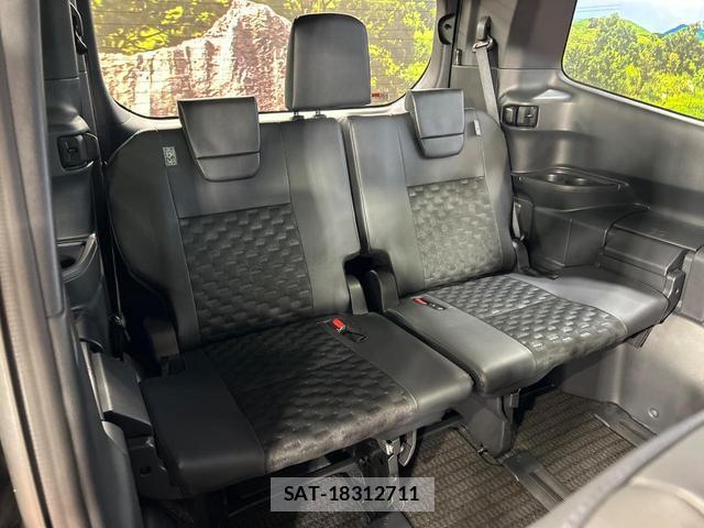 Toyota VOXY 2025-05 8222410-9