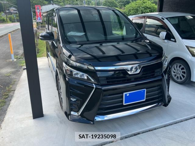 Toyota VOXY 2017-10 8222421-0