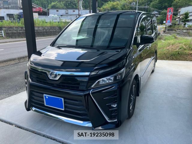Toyota VOXY 2017-10 8222421-1
