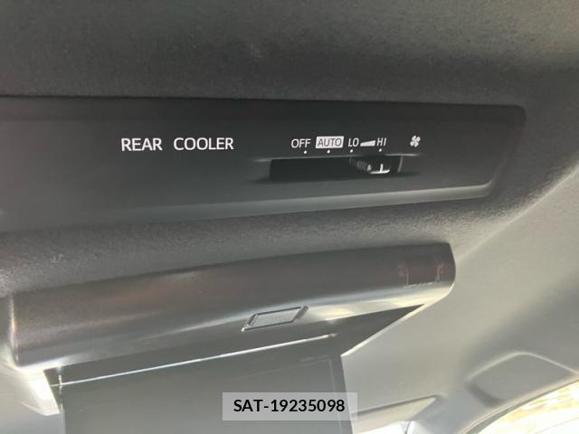 Toyota VOXY 2017-10 8222421-10