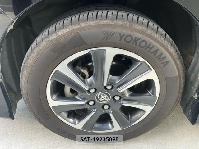 Toyota VOXY 2017-10 8222421-11