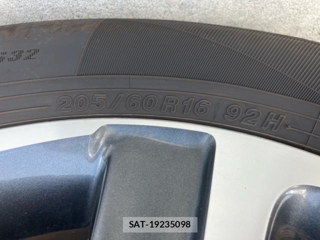 Toyota VOXY 2017-10 8222421-13