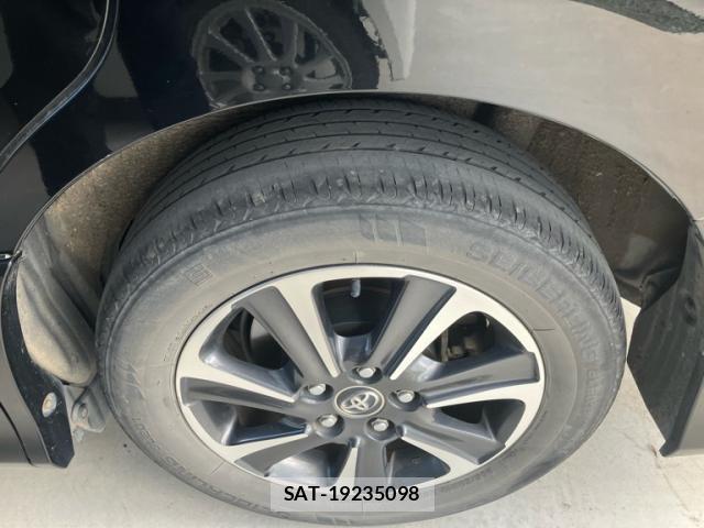 Toyota VOXY 2017-10 8222421-14