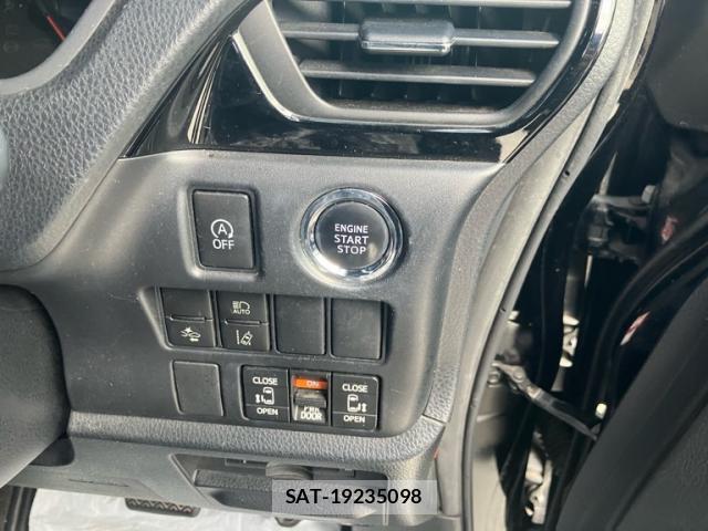 Toyota VOXY 2017-10 8222421-15
