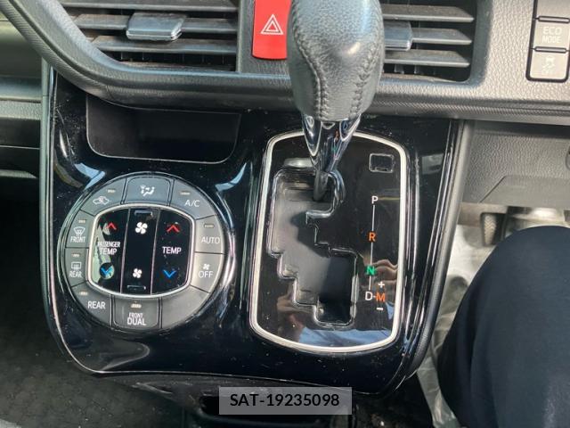 Toyota VOXY 2017-10 8222421-16