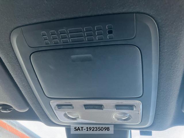Toyota VOXY 2017-10 8222421-19