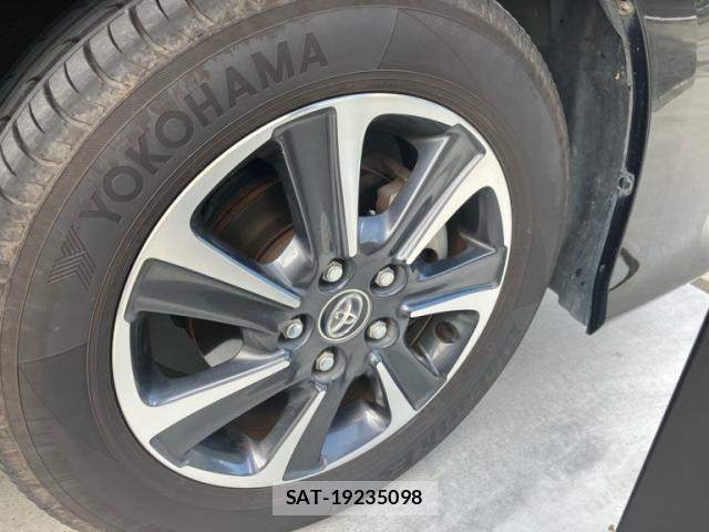 Toyota VOXY 2017-10 8222421-2