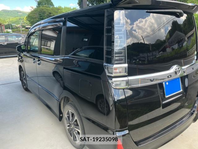 Toyota VOXY 2017-10 8222421-4