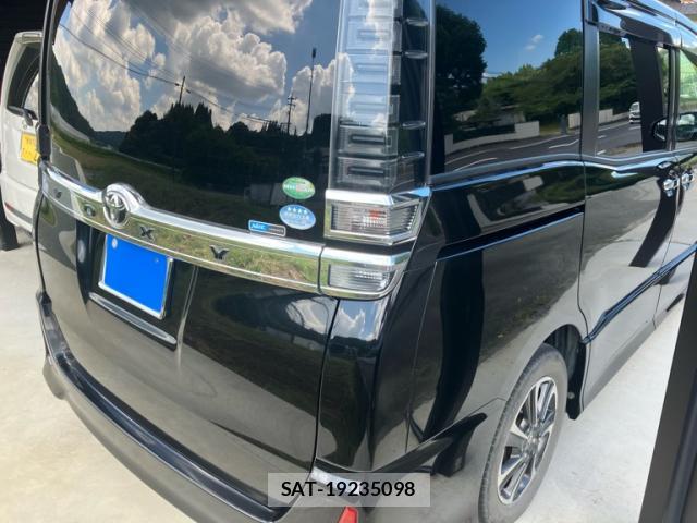 Toyota VOXY 2017-10 8222421-5