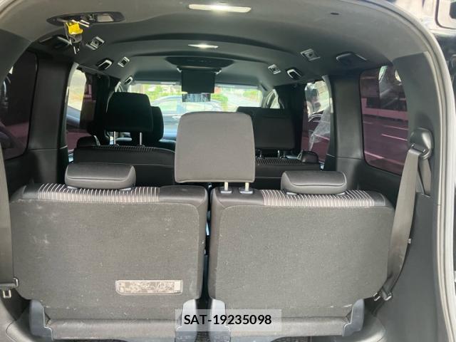 Toyota VOXY 2017-10 8222421-7