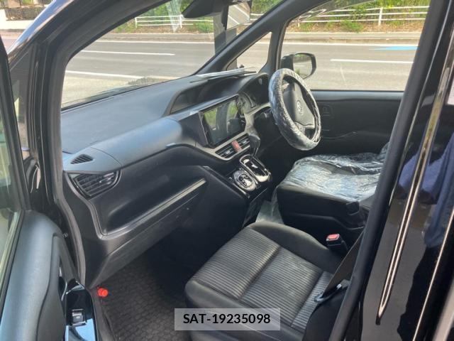 Toyota VOXY 2017-10 8222421-8