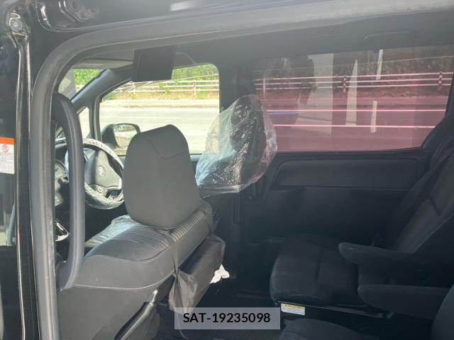Toyota VOXY 2017-10 8222421-9