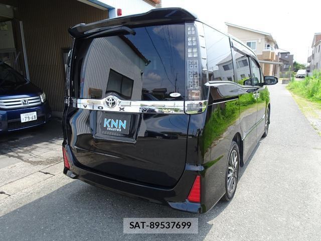 Toyota VOXY 2015-12 8222510-11