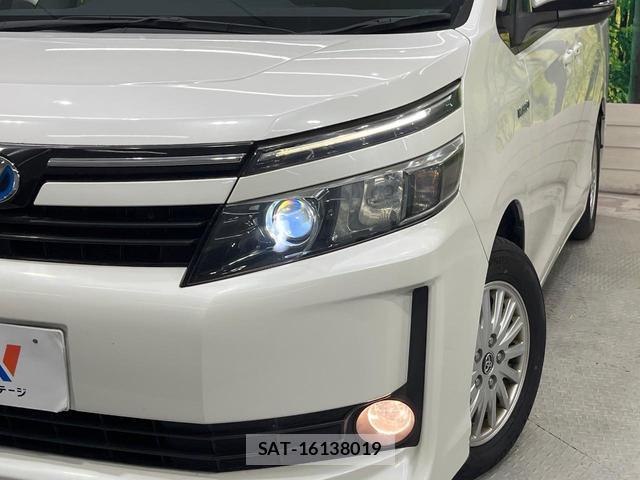 Toyota VOXY 2015-12 8222625-12