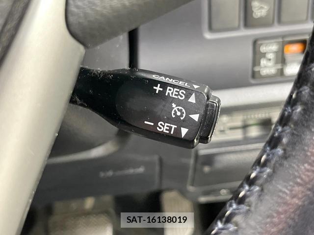 Toyota VOXY 2015-12 8222625-5