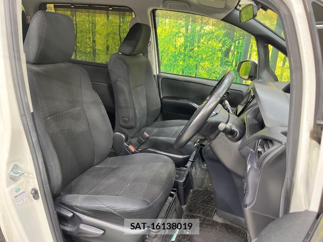 Toyota VOXY 2015-12 8222625-7