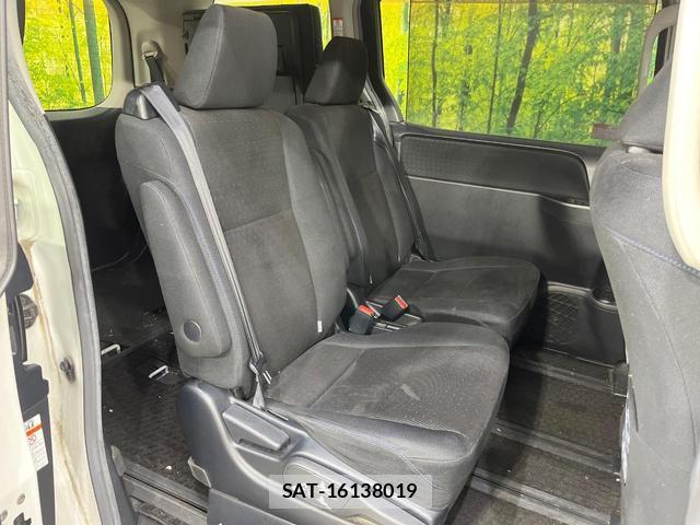 Toyota VOXY 2015-12 8222625-8