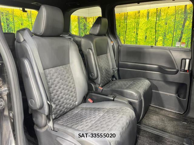 Toyota VOXY 2023-05 8222631-7