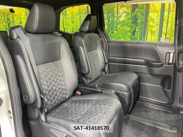 Toyota VOXY 2023-07 8222636-8