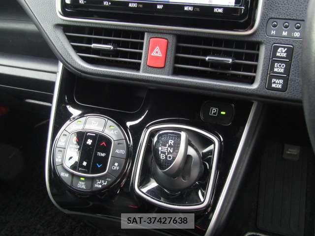Toyota VOXY 2021-06 8222718-1