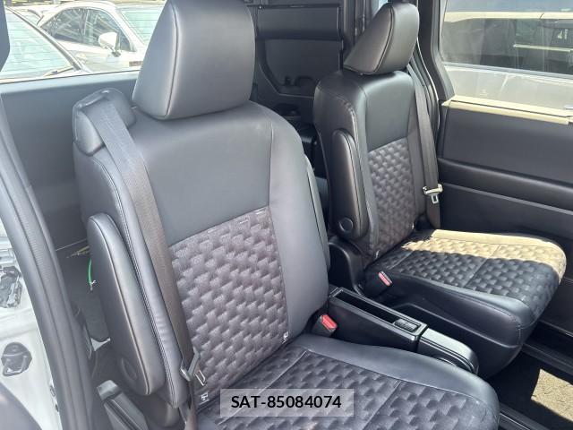 Toyota VOXY 2023-05 8222803-4