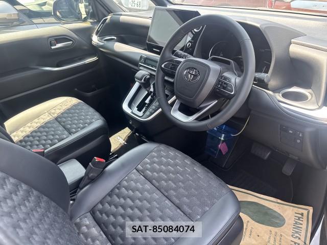 Toyota VOXY 2023-05 8222803-8