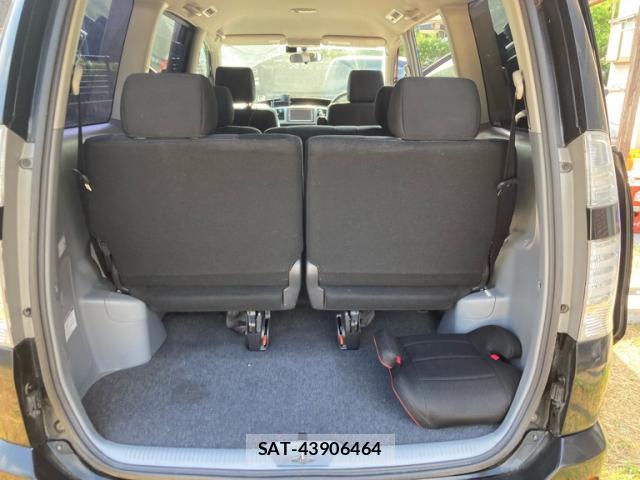 Toyota VOXY 2005-06 8223004-14