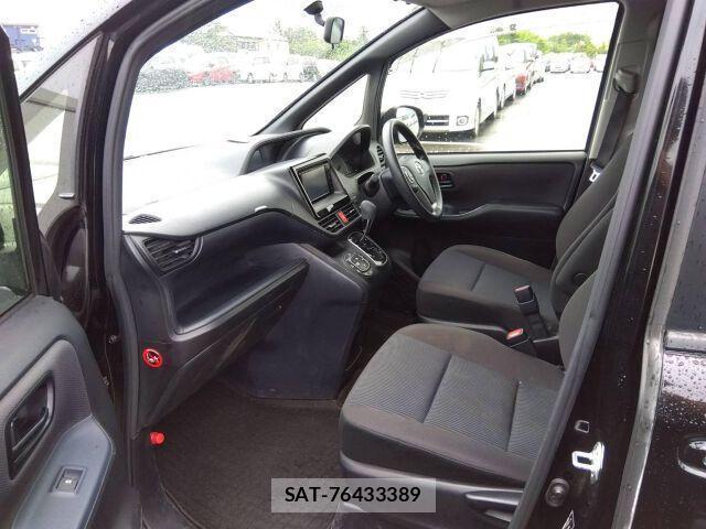 Toyota VOXY 2015-10 8223066-2
