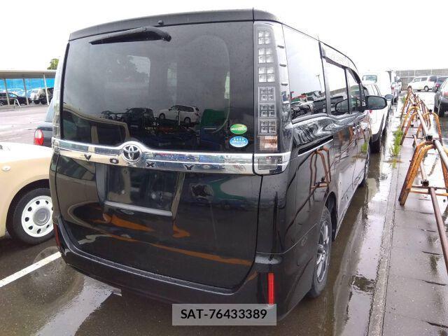 Toyota VOXY 2015-10 8223066-4