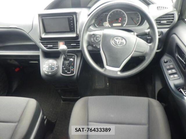 Toyota VOXY 2015-10 8223066-5