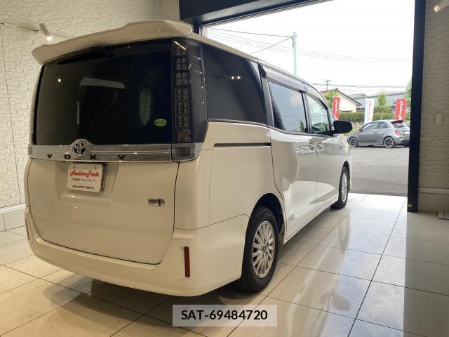 Toyota VOXY 2014-02 8223079-1