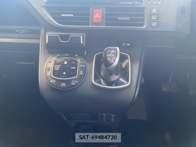 Toyota VOXY 2014-02 8223079-10