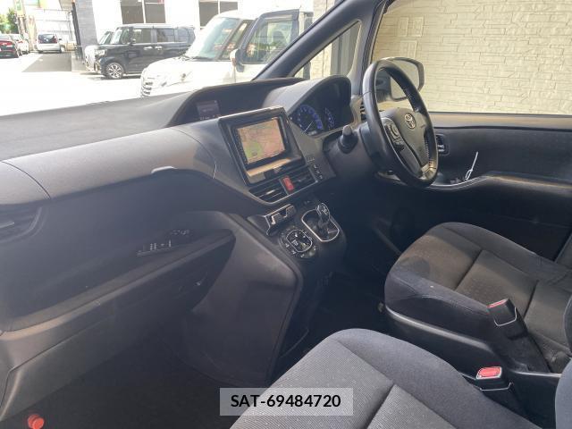 Toyota VOXY 2014-02 8223079-15