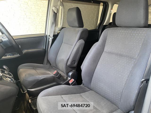 Toyota VOXY 2014-02 8223079-16