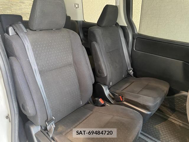Toyota VOXY 2014-02 8223079-17
