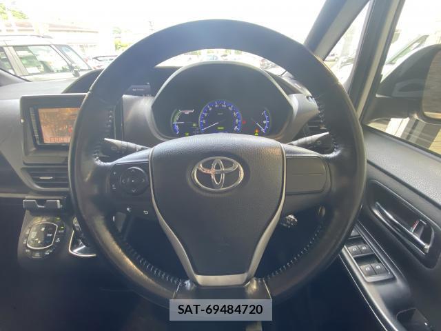 Toyota VOXY 2014-02 8223079-3