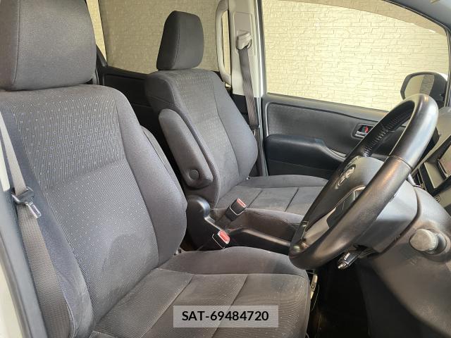 Toyota VOXY 2014-02 8223079-6