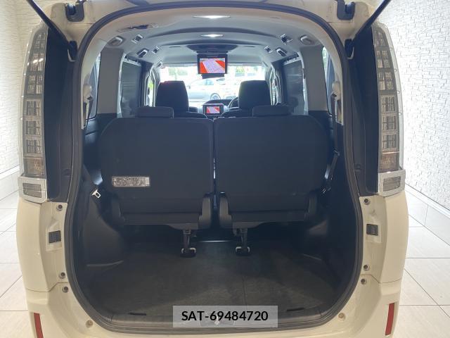 Toyota VOXY 2014-02 8223079-9