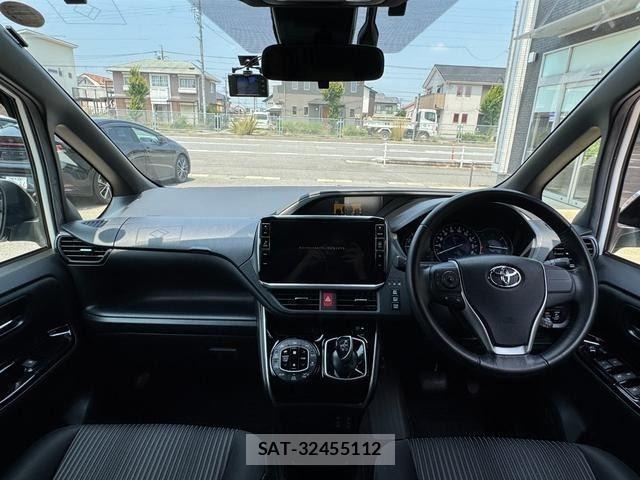 Toyota VOXY 2019-07 8223198-1